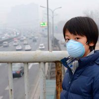 niño mascarilla contaminación