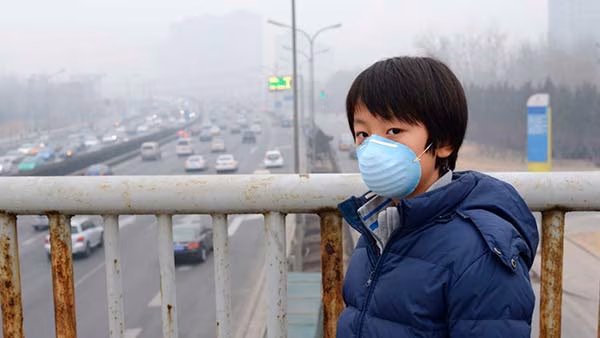 niño mascarilla contaminación