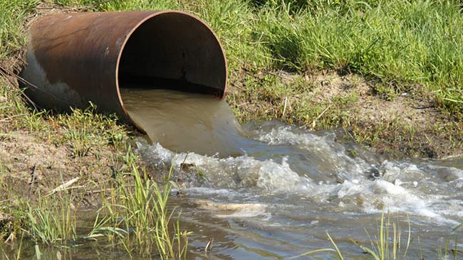 desembocadura aguas urbanas en río