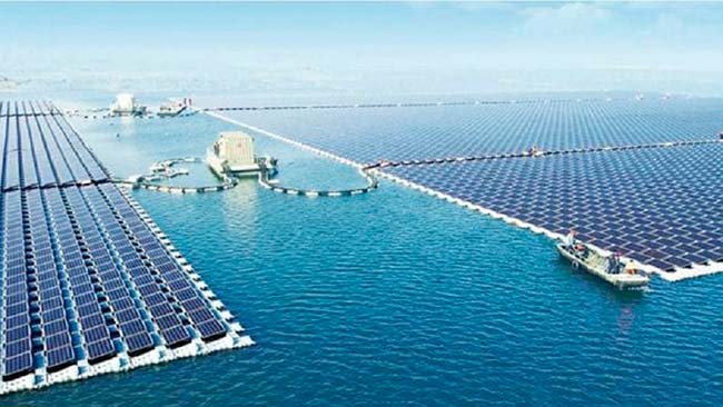 plantas solares flotantes en agua