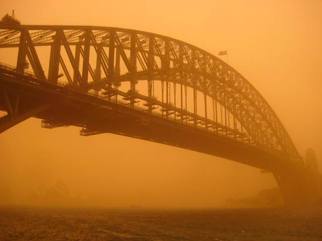 Tormenta de polvo en ciudad con mar