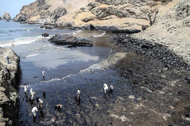 playa afectada del vertido de petroleo de Repsol en Peru