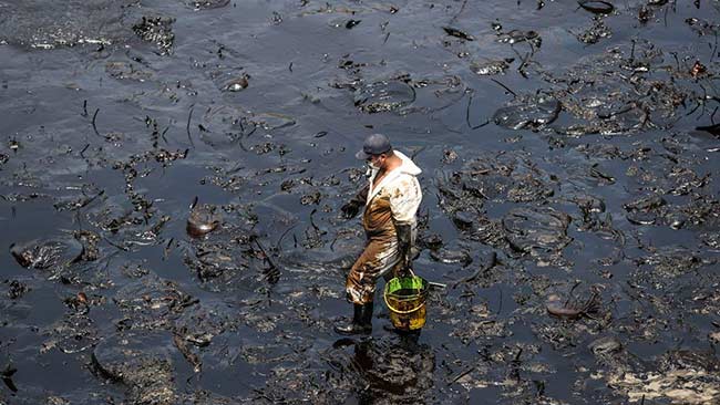 tarea de limpieza de petroleo en Peru