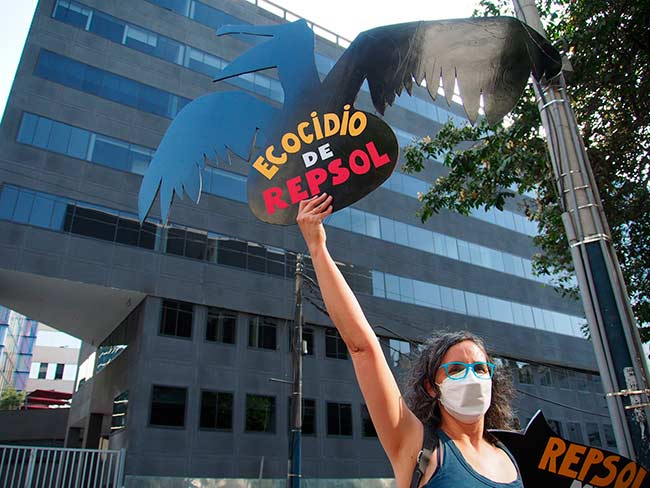 manifestacion por el vertido de petroleo en Peru