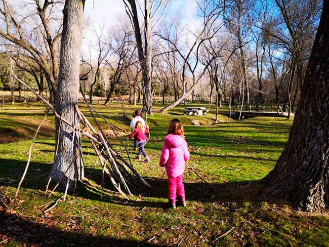 creatividad beneficios de jugar al aire libre para los niños