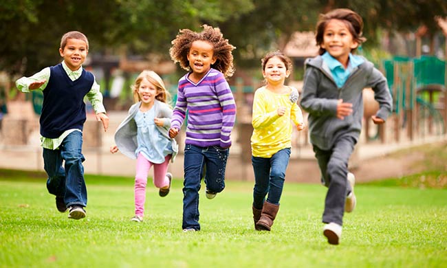 beneficios de jugar al aire libre para los niños ejercicio