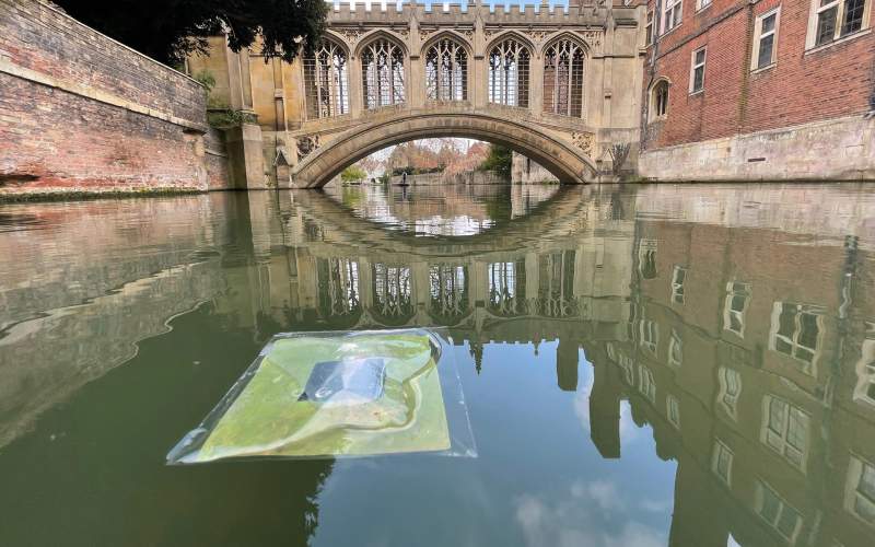 hojas artificiales flotantes para producir energia en rio Cambridge