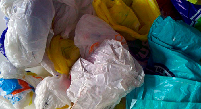 Reciclaje de bolsas de plástico para hacer chips de carbono para baterías