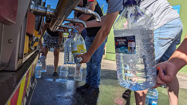 recogida de agua del camion cisterna en los pueblos de Salamaca y Zamora con agua contamianda