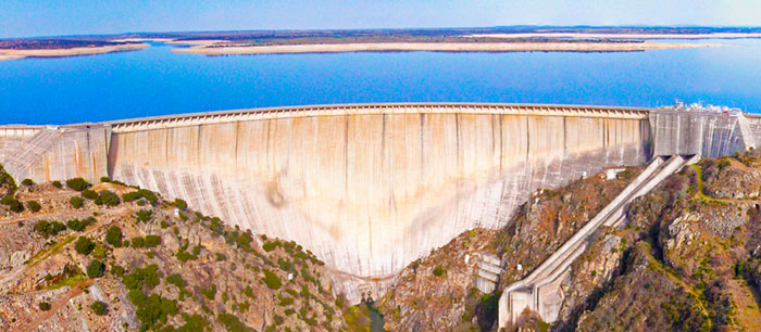 agua del embalse de Almendra contaminada con plaguicidas portada