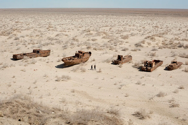 desertificación en lago con embarcaciones