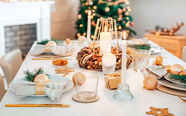 mesa de navidad sostenible con vajilla y servilletas de tela
