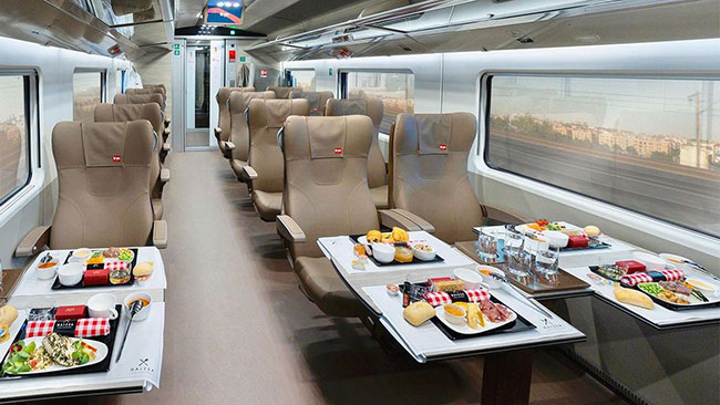 interior tren iryo con menús