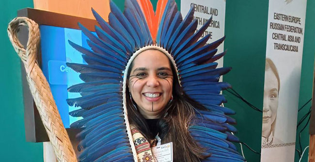 indígena que cocina comida tradicional y orgánica en la COP30