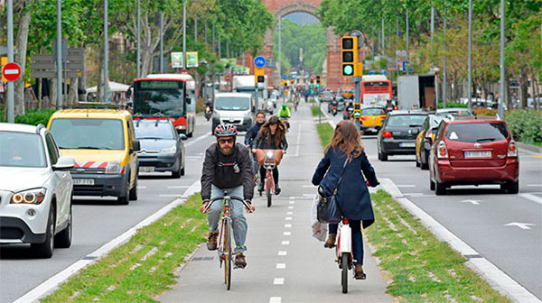 transporte en ciudad con carril bici en el centro