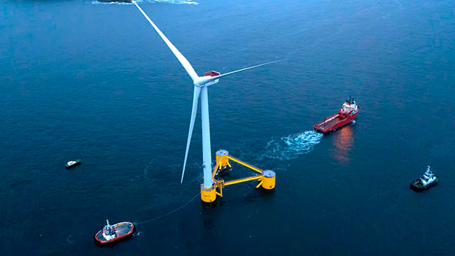 montaje de aerogenerador eólico marino