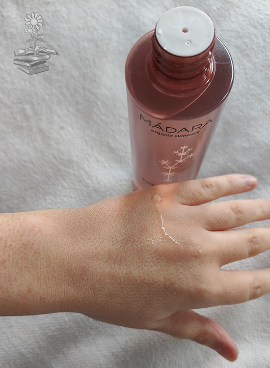líquido del Tónico Calmante de Mádara sobre piel de mano