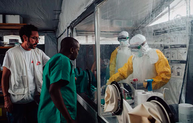 Sanitarios y MSF en el Congo