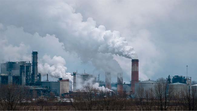 Emisiones industriales que contribuyen a la contaminación atmosférica