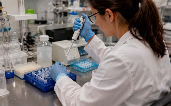 Laboratorio donde se analiza ADN ambiental para estudiar biodiversidad y presencia de especies