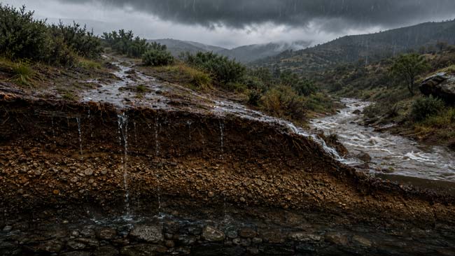 Lluvia intensa, escorrentía e infiltración del agua en el suelo que influye en la recarga de un acuífero