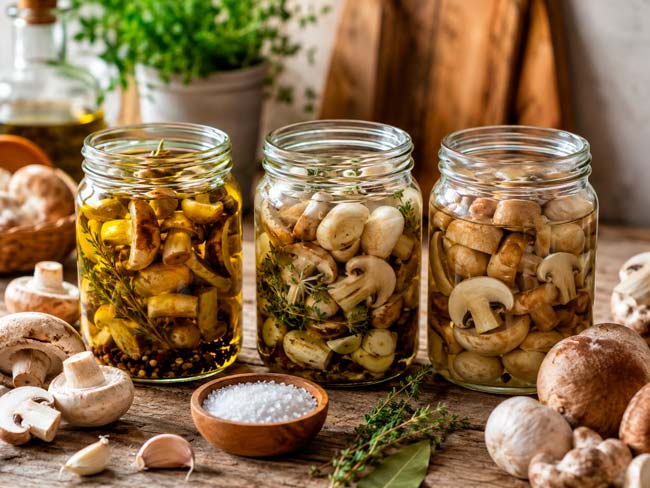 Tarros con setas conservadas en aceite, vinagre y salmuera