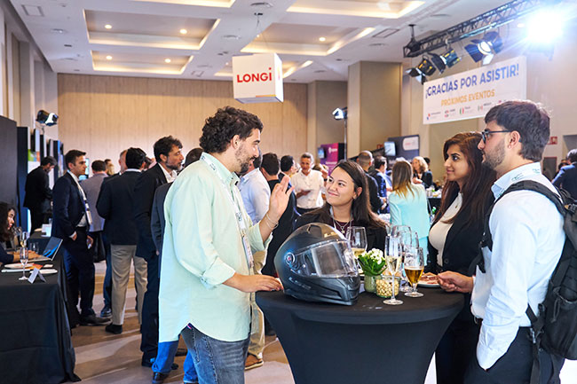 personas haciendo networking en Energyear Autoconsumo 2026