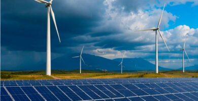 Combinación de energía solar y eólica para producir electricidad renovable