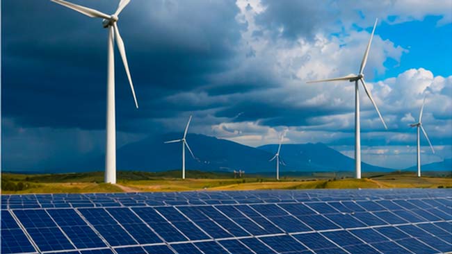 Combinación de energía solar y eólica para producir electricidad renovable